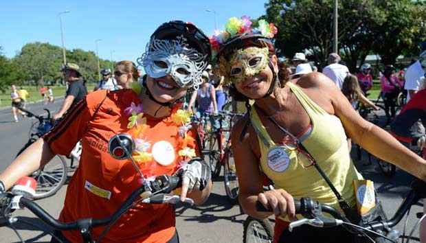 De mscara e bicicleta, folies pulam carnaval no Eixo Norte. Foto: Ed Alves/ESP. CB/D.A. Press