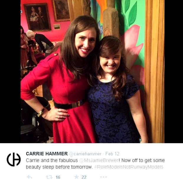 Na vspera do desfile, Carrie publicou foto em seu Twitter com a atriz Jamie Brewer. Foto: Twitter/@carriehammer/Reproduo