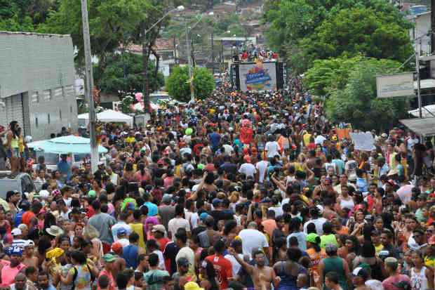 Multido tomou as ruas da cidade para curtir a quarta-feira de cinzas no bloco Bacalhau na Vara (Prefeitura de Paulista/Divulgao)