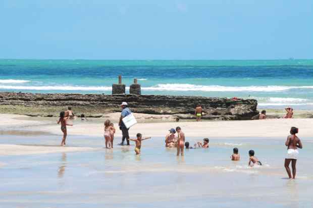 Praia do Pina, na Zona Sul do Recife, est entre os locais considerados imprprios para banho na capital pernambucana (Cecilia de Sa Pereira/Aqui PE/D.A Press.)