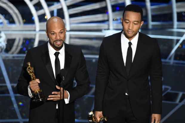 Common e John Legend em seus discursos de aceitao do Oscar. Crdito: AFP PHOTO / Robyn BECK