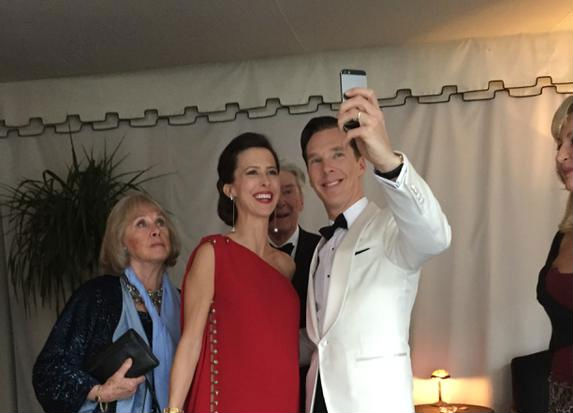 Indicado ao Oscar por "O jogo da imitao", Benedict Cumberbatch usou e abusou das selfies. Crdito: Twitter/Reproduo