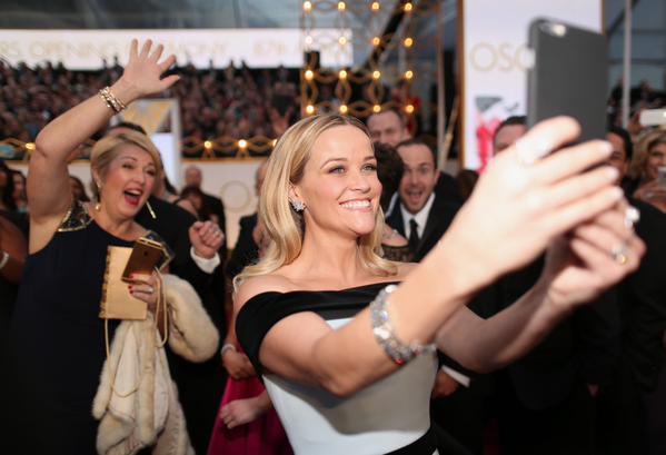 Selfie de Reese Witherspoon teve direito at a photobomb. Crdito: Twitter/Reproduo