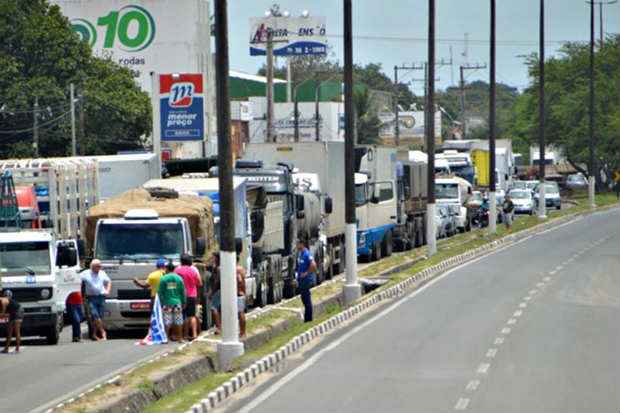 Caminhoneiros entraram nesta quarta no oitavo dia de bloqueios em estadas do pas. Foto: Ed Santos/Acorda Cidade/Fotos Pblicas