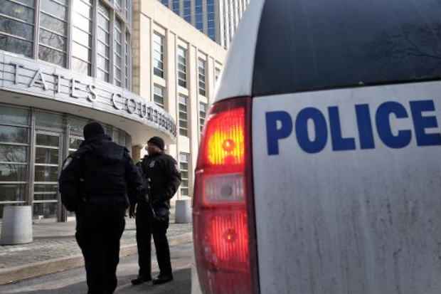 Policiais vigiam entrada de procuradoria de Nova York, onde trs homens foram presos por supostamente tentar se unir s fileiras do grupo Estado Islmico (EI) na Sria, em 25 de fevereiro de 2015 (AFP JEWEL SAMAD )