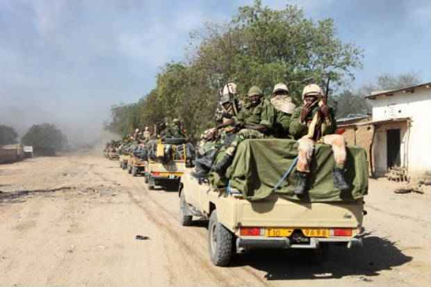 (4 fev) Soldados do Chade fazem uma patrulha na cidade nigeriana de Gamboru, na fronteira entre os dois pases (AFP Stephane Yas )