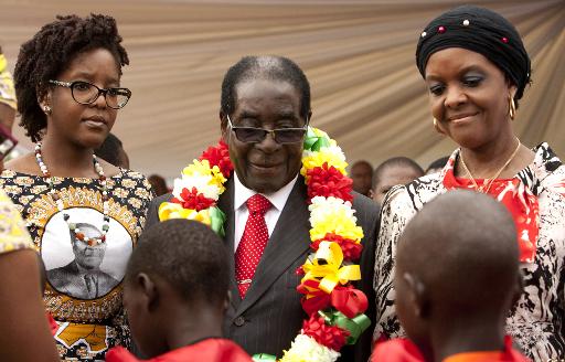 O presidente do Zimbbue, Robert Mugabe, comemora seu 91 aniversrio, em Victoria Falls (JEKESAI NJIKIZANA/AFP)