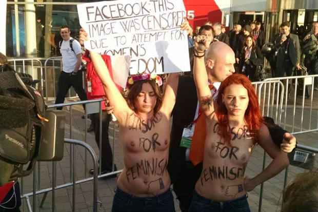 Feministas aproveitam presena Mark Zuckerberg no evento para protestar. Foto: Luiz Yassuda/Reproduo