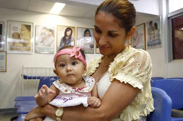 Michelle e sua filha Mariana ainda durante o perodo de amamentao em 2013. Foto: Ricardo Fernandes/DP/D.A Press/Arquivo
