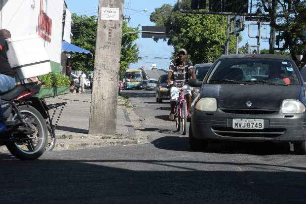 Muitos motoristas no respeitam o que diz o artigo 201 do Cdigo de Trnsito Brasileiro: carro deve circular a 1,5m do ciclista. (Joao Velozo/Esp. DP/ D. A Press)