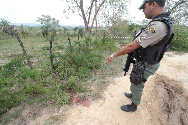 Polcia continua as buscas para prender outros envolvidos na chacina que matou quatro pessoas em Poo (Annaclarice Almeida/DP/D.A.Press)