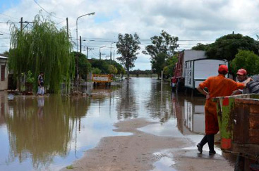 Inundao atinge a cidade argentina de Cdoba, em 4 de maro de 2015. Foto: AFP Photo/ STR 