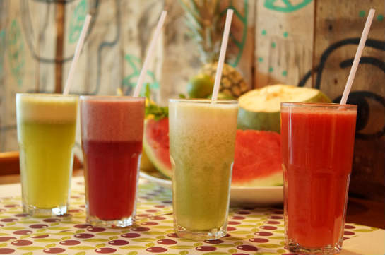 Alm das frutas, os sucos podem ser preparados com castanha, ervas e xarope de guaran. Foto: Breno Pessoa/ Divulgao
