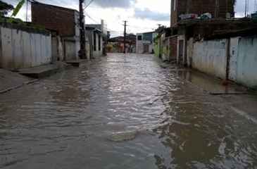 Ruas do Ibura ainda esto alagadas aps a chuva da madrugada. Foto: Whatsapp Diario