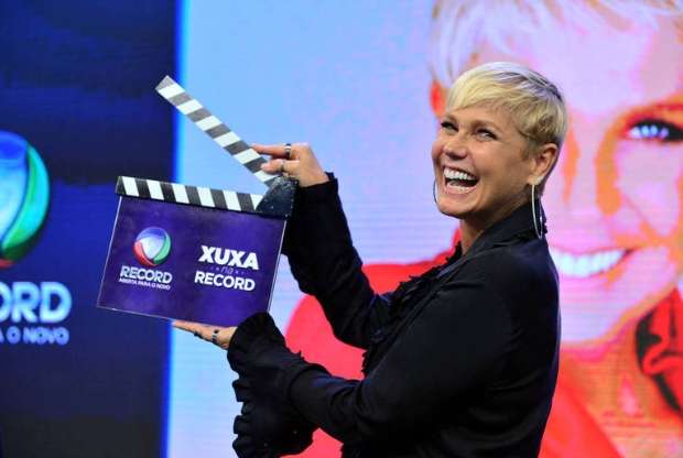 Segurando a claquete, Xuxa comentou sobre o formato da atrao.  Foto: Record/Divulgao