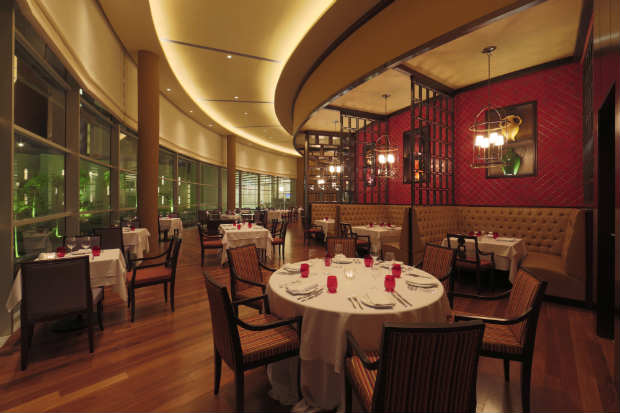 Com decorao moderna e sofisticada, espao tem capacidade para 64 pessoas no jantar. Foto: Believe By Lead/Divulgao