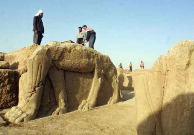 Trabalhadores iraquianos limpam esttua no stio arqueolgico de Nimrod em 17 de julho de 2001
. Foto:  AFP Karim Sahib 