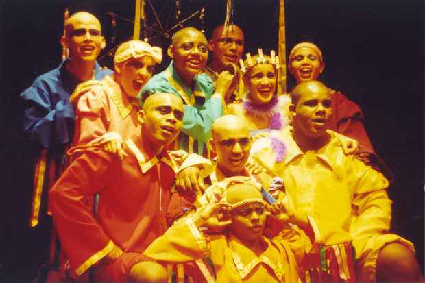 O espetculo "A Terra dos Meninos Pelados", de 2002, com o Grupo Teatral Arte Em Foco, tambm faz parte do livro. Crdito: Taveira Jnior/Divulgao.