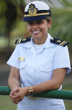 Helenilde supervisiona o trabalho de militares Helenilde supervisiona o trabalho de militares