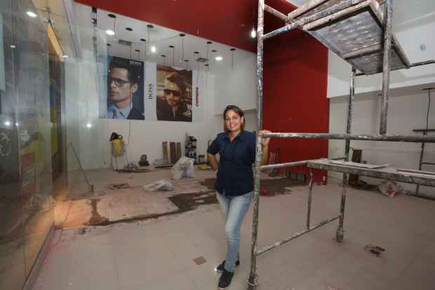 Edna entrou na construção civil em 2000 e hoje lida com até 30 homens nas obras Edna entrou na construção civil em 2000 e hoje lida com até 30 homens nas obras