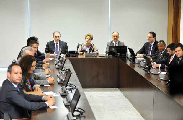 Dilma rene ncleo poltico do Palcio do Planalto para discutir os desdobramentos da Operao Lava Jato. Foto: Zeca Ribeiro/Divulgao