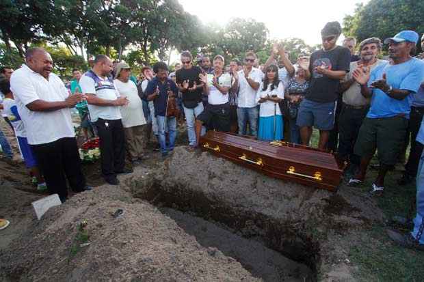 Corpo foi sepultado no Cemitrio de Santo Amaro. Fotos: Ricardo Fernandes/DP/D.A Press