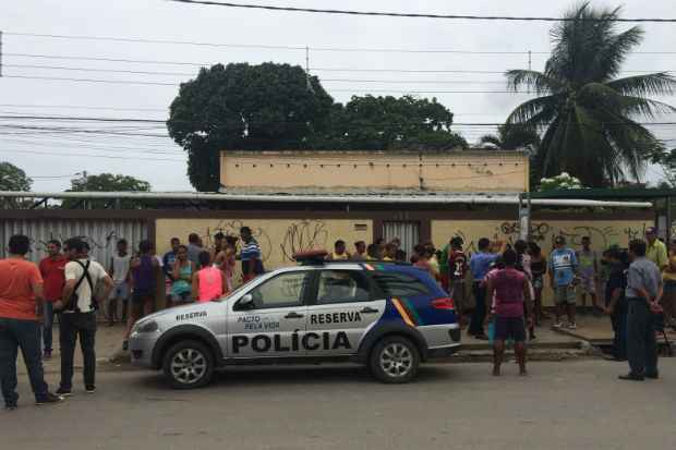 Muita gente foi para a frente da escola. Foto: Wagner Oliveira/ DP/ DA Press