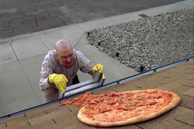 Bryan Cranston e a infame pizza. Crdito: AMC/Divulgao