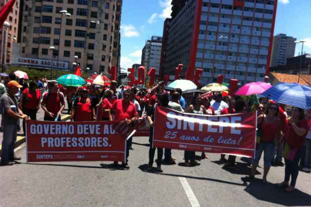 Trabalhadores seguiram em passeata do Teatro Boa Vista at o Palcio. Foto: Thas Arruda/ DP/ DA Press