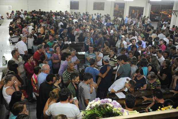 O velrio coletivo se estende at   as 8h desta segunda-feira, quando ser   realizada uma celebrao ecumnica no local. Foto: Gilmar Souza/Agncia RBS/Estado Contedo