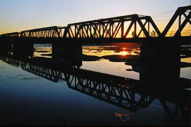 Ponte Marechal Hermes, no Rio So Francisco, em Pirapora,  um exemplo de abandono. Foto: Instituto Terrazul