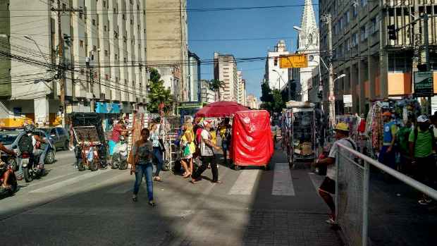 Ambulantes voltaro a fechar a Avenida Conde da Boa Vista na tarde desta quarta. Foto: Breno Michel/Twitter