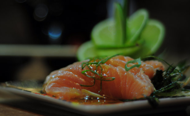 O suculento sushi de salmo, decorado com fatias de limo, est entre os mais pedidos da culinria oriental. Foto: Joo Velozo/ Esp. DP/ D.A Press