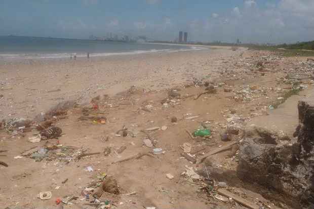 Imagens da poluio na Praia de Del Chifre, enviadas via Whatsapp para o Diario