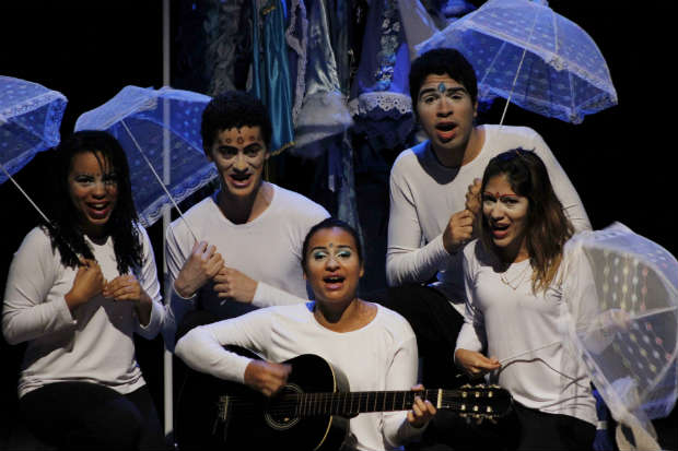 "Chuva chuvarada", que termina temporada domingo no Teatro Joaquim Cardozo,  uma das peas do Longnime a ser encenada em Curitiba. Foto: J. R.Junior/Divulgao
