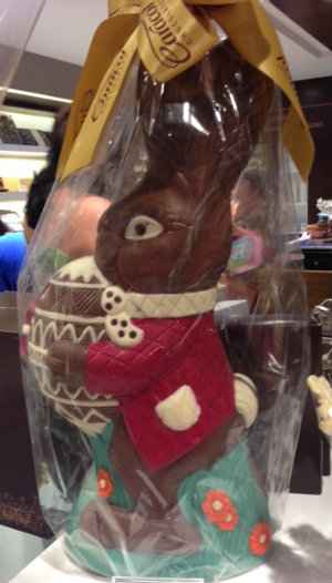 O coelho, de 3kg,  um dos chocolates oferecidos na loja e representa muito bem a questo do artesanal. Foto: Mirella Monteiro/ DP/D.A Press 