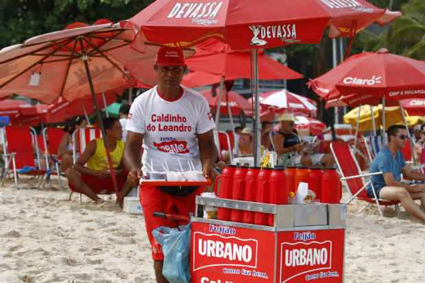 Comrcio ambulante dinamiza a praia de Boa Viagem. Foto: Ricardo Fernandes/DP/DA Press