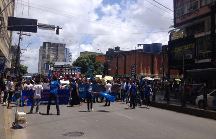 Estudantes fecham Avenida Conde da Boa Vista e seguem at Palcio do Campo das Princesas. Foto: Anamaria Nascimento/DP/D.A Press