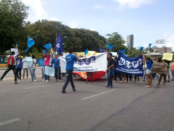 Protesto comeou na Avenida Cruz Cabug. Foto: Maira Baracho/DP/D.A Press