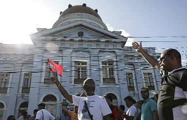 Antes da sesso ordinria desta quarta, professores realizaram protesto em frente  Assembleia (Foto: Roberto Soares/Alepe) (Roberto Soares/Alepe)