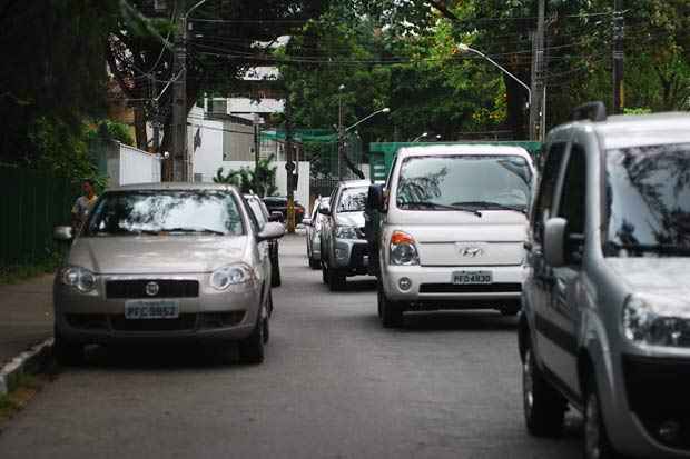 A Rua do Futuro possui vagas de estacionamentos ao longo da via. Foto: Blenda Souto Maior/DP/D.A Press 