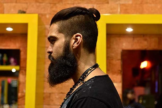 O cabeleireiro Felipe Pimenta usa coques e destaca que a procura pelo penteado é crescente. Foto: Zuleika de Souza/CB/D.A Press O cabeleireiro Felipe Pimenta usa coques e destaca que a procura pelo penteado é crescente. Foto: Zuleika de Souza/CB/D.A Press