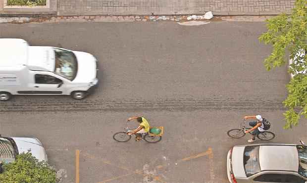 Levantamento alerta para fluxo de ciclistas que trafegam na via pela contramo. Foto:Paulo Paiva/DP/D.A.Press