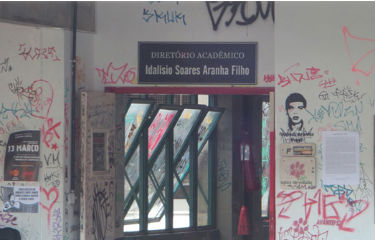 UFMG - Universidade Federal de Minas Gerais - [Artigo] As paredes