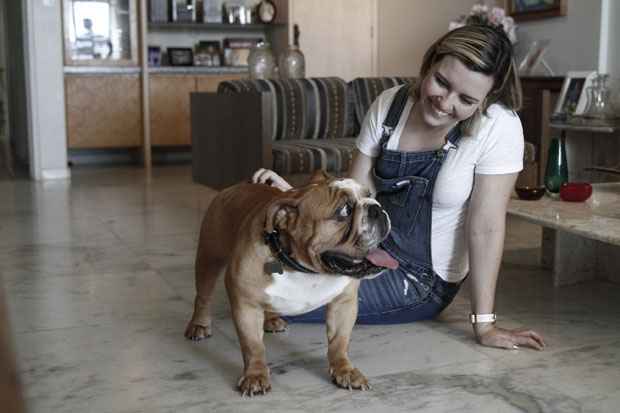 Elvis e sua tutora Raquel Coimbra. Foto: Blenda Souto Maior/DP/D.A Press Elvis e sua tutora Raquel Coimbra. Foto: Blenda Souto Maior/DP/D.A Press