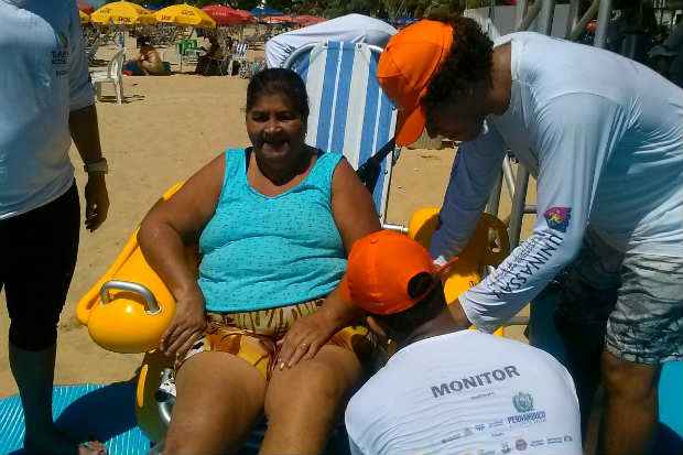 Mauriceia Francisca pode tomar banho de mar pela primeira vez oito anos aps usar cadeira de rodas. Foto: Marcionila Teixeira/DP/DA Press