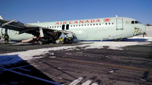 Um Airbus A320 da Air Canada saiu da pista durante o pouso no Aeroporto Internacional de Halifax, no Canad, neste domingo, e pelo menos 23 pessoas foram hospitalizadas com ferimentos leves. Foto:  Canada TSB/AFP