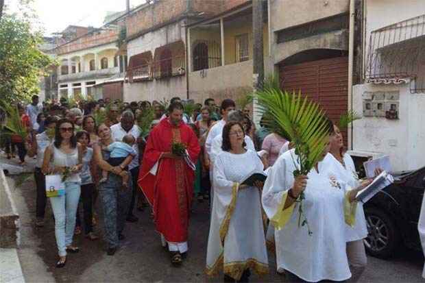 O Padre Carlos (de vermelho) era muito querido pelos fiis. Foto: Arquidiocese Vitria/Facebook