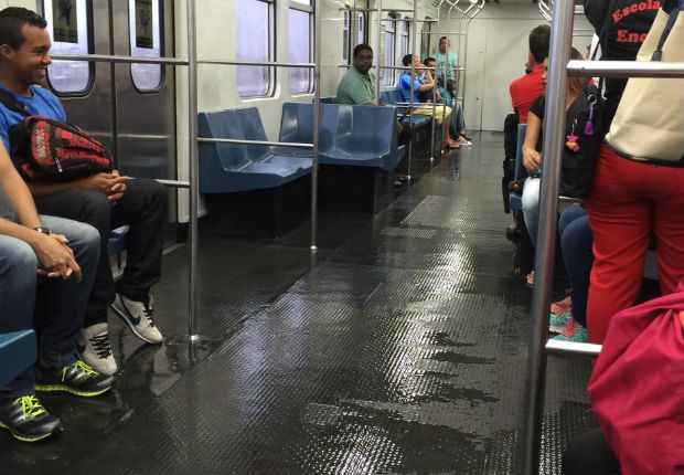  Lucas Jos reclamou de vazamento de gua dentro de um trem do metr. Foto: Reproduo/ WhatsAap

 