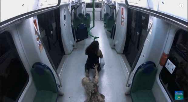Passageiros do metr so supreendidos por ataque zumbi. Foto: Reproduo/Youtube